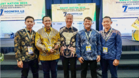 Jajaran direksi Petrokimia Gresik saat menerima penghargaan Rintisan Teknologi (Rintek) untuk kategori Teknologi Proses Industri Manufaktur dari Menteri Perindustrian (Menperin) Republik Indonesia, Agus Gumiwang. Kartasasmita. Foto: dok/ pt petrokimia gresik