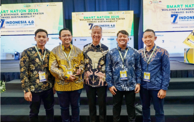 
					Jajaran direksi Petrokimia Gresik saat menerima penghargaan Rintisan Teknologi (Rintek) untuk kategori Teknologi Proses Industri Manufaktur dari Menteri Perindustrian (Menperin) Republik Indonesia, Agus Gumiwang. Kartasasmita. Foto: dok/ pt petrokimia gresik