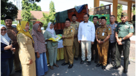 Wakil Bupati Jombag, KH Salmanudin Yazid menyerahkan beras murah untuk masyarakat. Gerakan Pangan Murah (GPM) Serentak digelar di Jawa Timur. Kabupaten Jombang  turut ambil bagian dalam kegiatan yang dilaksanakan pada Selasa, 23 September 2025 dengan menggelar GPM serentak di 21 Kecamatan.  Foto: Diskominfo Pemkab Jomban