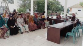 Petugas Bank Jatim di Jombang menyerahkan bantuan PKH+ kepada sebanyak 70 lansia di pendopo kecamatan Kesamben, Kamis 18 September 2025. Foto: jombangkab.go.id