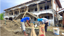 Istimewa
Proses pengerjaan pembangunan dan renovasi asrama santri Pondok Pesantren Minhaju Al Ihtida’ Yafi di Desa Jatisari, Kecamatan Arjasa, Kabupaten Situbondo, Jawa Timur. Foto: Istimewa