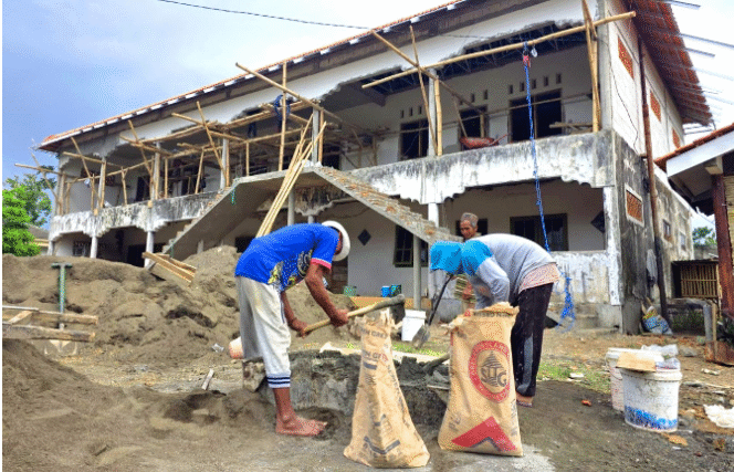 
					Istimewa 
Proses pengerjaan pembangunan dan renovasi asrama santri Pondok Pesantren Minhaju Al Ihtida’ Yafi di Desa Jatisari, Kecamatan Arjasa, Kabupaten Situbondo, Jawa Timur. Foto: Istimewa