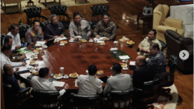 Mirip konferensi meja bundar, Presiden Prabowo pimpin rapat terbatas, bahsa berbagai macam persoalan negara: energri, pertanian, dan pangan dan rencana pembangunan Giant Sea Wall di Pantura, Kamis 18 September 2025. Foto: Instagram@sekretariat.negara