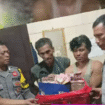 Petugas polisi gabungan berhasil membekuk dua terangka pelaku pecah kaca mobil di Kotawaringin Barat, senilai Rp 1 miliar. Pelaku melarikan diri dan sembunyi dalam hutan selama 25 hari, akhirnya ditangkap Jumat dinihari, 5 September 2025. Foto: Instahram@majeliskopi008