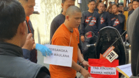 Petugas polres Mojokerto melakukan rekonstruksi mutilasi di rumah kontrakan di gang 1 Jalan Lidah Wetan, Lakarsantri, Surabaya. Pada rekonstruksi yang berlangsung Rabu, 17 September 2025, Alvi Maulana memperagakan total 37 adegan. Foto: suarasuarabaya.net