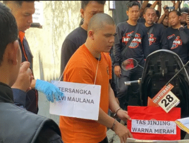 Petugas polres Mojokerto melakukan rekonstruksi mutilasi di rumah kontrakan di gang 1 Jalan Lidah Wetan, Lakarsantri, Surabaya. Pada rekonstruksi yang berlangsung Rabu, 17 September 2025, Alvi Maulana memperagakan total 37 adegan. Foto: suarasuarabaya.net