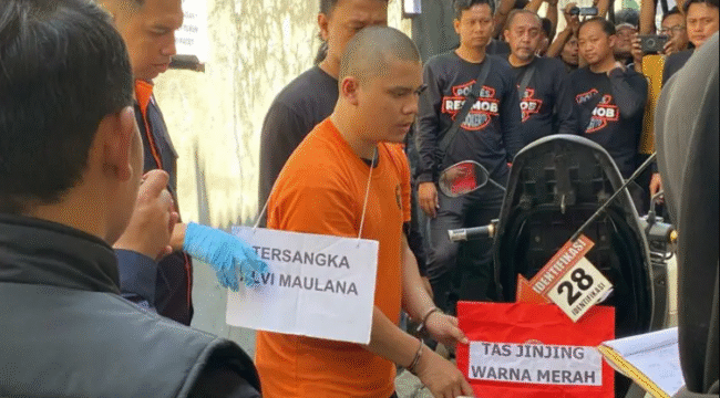 Petugas polres Mojokerto melakukan rekonstruksi mutilasi di rumah kontrakan di gang 1 Jalan Lidah Wetan, Lakarsantri, Surabaya. Pada rekonstruksi yang berlangsung Rabu, 17 September 2025, Alvi Maulana memperagakan total 37 adegan. Foto: suarasuarabaya.net