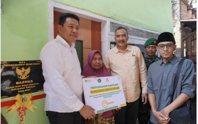
					Bupati Sidoarjo menyerahkan kunci rumah Kunci Renovasi RTLH, Wujud Nyata Gotong Royong untuk Kesejahteraan Warga, dengan biaya Rp 20-25 juta/ unit, Kamis 4 September 2025. Foto: Dok/ Baznas
