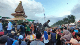 Pesta pora 39 gunungan tahu 




Peringatan Maulid Nabi Muhammad SAW dan Hari Ulang Tahun (HUT) ke-61 Jam'iyah Mahabbaturrosul di Kabupaten Jombang berlangsung meriah dengan tradisi unik 'Grebeg Tahu'. Acara yang digelar di Desa Sumbermulyo, Kecamatan Jogoroto, ini tak hanya menjadi perayaan spiritual, tetapi juga ajang promosi ekonomi lokal yang positif.

Pada Jumat (19/9/2025), Desa Sumbermulyo 