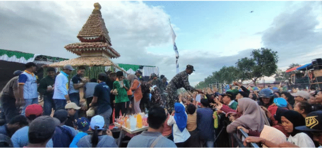 
					Pesta pora 39 gunungan tahu 




Peringatan Maulid Nabi Muhammad SAW dan Hari Ulang Tahun (HUT) ke-61 Jam'iyah Mahabbaturrosul di Kabupaten Jombang berlangsung meriah dengan tradisi unik 'Grebeg Tahu'. Acara yang digelar di Desa Sumbermulyo, Kecamatan Jogoroto, ini tak hanya menjadi perayaan spiritual, tetapi juga ajang promosi ekonomi lokal yang positif.

Pada Jumat (19/9/2025), Desa Sumbermulyo 