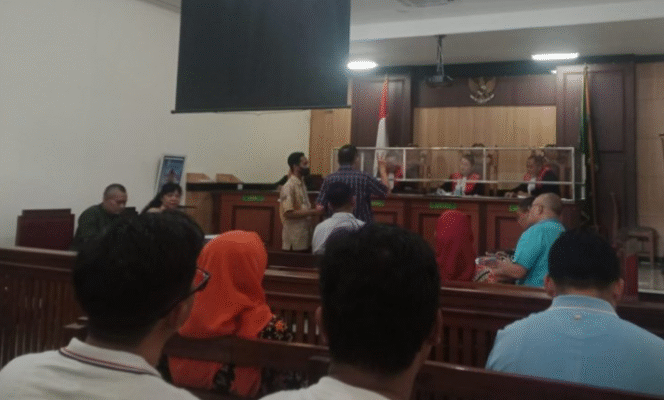 
					Sidang pengadilan penyerobotan tanah libatkan orang dalam BPN yang melarikan diri, dan notaris Resa Andrianto dan Asisten Surveyor Kadastral (ASK) Adhienata Putra Deva. Keduanya didakwa terkait dugaan pemalsuan dokumen sertifikat hak milik (SHM) tanah milik Tjong Cien Sing yang menyebabkan kerugian jutaan rupiah. Foto: istimewa

