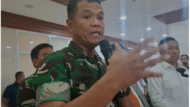 Wakil Panglima TNI Jenderal TNI Tandyo memberi keterangan pers terkait dugaan penangkapan anggota Badan Intelijen Strategis (BAIS) TNI oleh Brimob Polri,  Senin, 1 September 2025, di kompleks parlemen, Senayan, Jakarta. Foto: Instagram@idntimes
