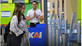 PT Kereta Api Indonesia (Persero) Daerah Operasi 1 Jakarta telah menerapkan teknologi Face Recognition Boarding Gate di Stasiun Gambir, Pasar Senen, dan Bekasi sejak awal 2025. Hasilnya penghematan kertas dan memudahkan penumpang. Foto: Instagram@tech.mada