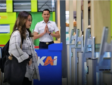 PT Kereta Api Indonesia (Persero) Daerah Operasi 1 Jakarta telah menerapkan teknologi Face Recognition Boarding Gate di Stasiun Gambir, Pasar Senen, dan Bekasi sejak awal 2025. Hasilnya penghematan kertas dan memudahkan penumpang. Foto: Instagram@tech.mada