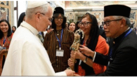 Dubes RI untuk Vatikan, Trias Kuntjahjo menyerahkan buah tangan kepada  Sri Paus Leo XIV, dari warga negara Indonesia yang melakukan ziarah ke Roma, Senin 22 September 2025.  Foto: KBRI Tahta Suci