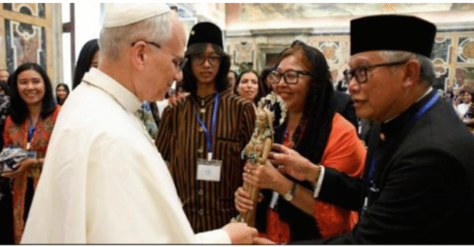 
					Dubes RI untuk Vatikan, Trias Kuntjahjo menyerahkan buah tangan kepada  Sri Paus Leo XIV, dari warga negara Indonesia yang melakukan ziarah ke Roma, Senin 22 September 2025.  Foto: KBRI Tahta Suci