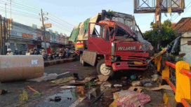 Kronologi kecelakaan truk wingbox di Jalan Raya Malang arah Surabaya, tepatnya di depan Ayam Nelongso Purwosari Pasuruan pada Senin dinihari (22/09/2025) mengalami kecelakaan, diduga akibat ban pecah. Sopir bernama Komaru Sabar dinyatakan tewas di tempat. Foto: wartabromo