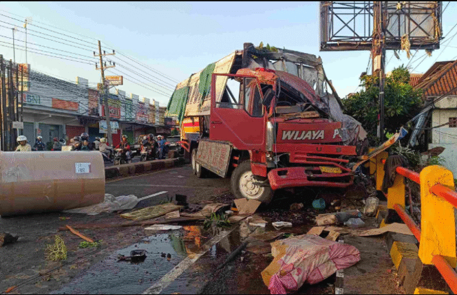 
					Kronologi kecelakaan truk wingbox di Jalan Raya Malang arah Surabaya, tepatnya di depan Ayam Nelongso Purwosari Pasuruan pada Senin dinihari (22/09/2025) mengalami kecelakaan, diduga akibat ban pecah. Sopir bernama Komaru Sabar dinyatakan tewas di tempat. Foto: wartabromo