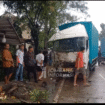 Diduga sopir gantuk, higga menabrak tiga kendaraan di depanya, terjadi di Diwek, Jombang, Rabu 10 Septeber 2025. Foto: tangkap layar video Instagram@jombanginformasi_