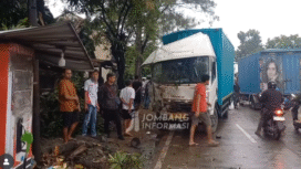 Diduga sopir gantuk, higga menabrak tiga kendaraan di depanya, terjadi di Diwek, Jombang, Rabu 10 Septeber 2025. Foto: tangkap layar video Instagram@jombanginformasi_