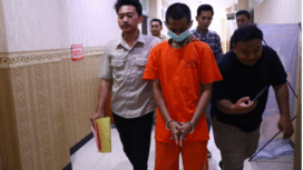 Petugas Satreskrim Polres Gresik menangkap NT (21), karyawan swasta asal Bojonegoro, tersangka kasus asusila anak di bawah umur. Foto: Dok/ Polres Gresik