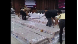 Bareskrim Mabes Polri meyita uang tunai Rp 204 miliar, yang dipamerkan dalam acara konferensi pers pemgungkapan dan penangkapan praktek mafia rekening dorman, di Bank BNK Jawa Barat. Foto: tangkap layar Instagram@kumparancom