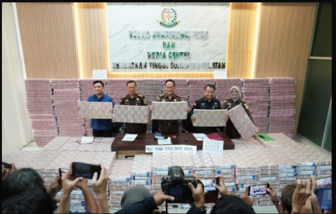 
					Konferensi pers Kejaksaan Tinggi Palembang, dugaan perkara pidana kredit dari Bank BRI kepada PT BSS dan PT ASL, menggelar barang bukti uang sitaan senilai Rp 506 miliar lebih, Rabu, 3 September 2025. Foto: Dok/ Kejaksaan Tinggi Palembang
