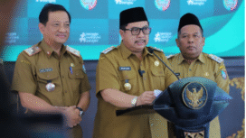 Bupati Jombang Warsubi didampingi wakil KH Salmanudin Yazid, dan Skeretaris Daerah Agus Purnomo menggelar konferensi pers terkait pelaksanaan job-fit, untuk proses mutasi jabatan di pemkab Jombang, di pendopo, Senin 8 September 2025. Foto: Diskominfo Pemkab Jombang