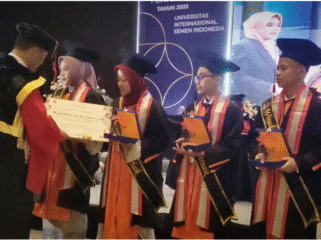Rektor Universitas Internasional Semen Indonesia (UISI). Rektor UISI Dr. Eka Ananta Sidharta SE, MM, AK, CA, CFrA, CBV mewisuda 238 mahasiswa, dari 10 prodi, di Hotel Aston Gresik, Sabtu, 13 September 2025. Foto: dok/ UISI