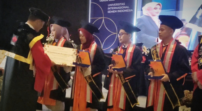 Rektor Universitas Internasional Semen Indonesia (UISI). Rektor UISI Dr. Eka Ananta Sidharta SE, MM, AK, CA, CFrA, CBV mewisuda 238 mahasiswa, dari 10 prodi, di Hotel Aston Gresik, Sabtu, 13 September 2025. Foto: dok/ UISI