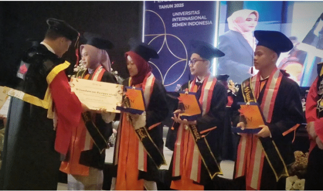 
					Rektor Universitas Internasional Semen Indonesia (UISI). Rektor UISI Dr. Eka Ananta Sidharta SE, MM, AK, CA, CFrA, CBV mewisuda 238 mahasiswa, dari 10 prodi, di Hotel Aston Gresik, Sabtu, 13 September 2025. Foto: dok/ UISI