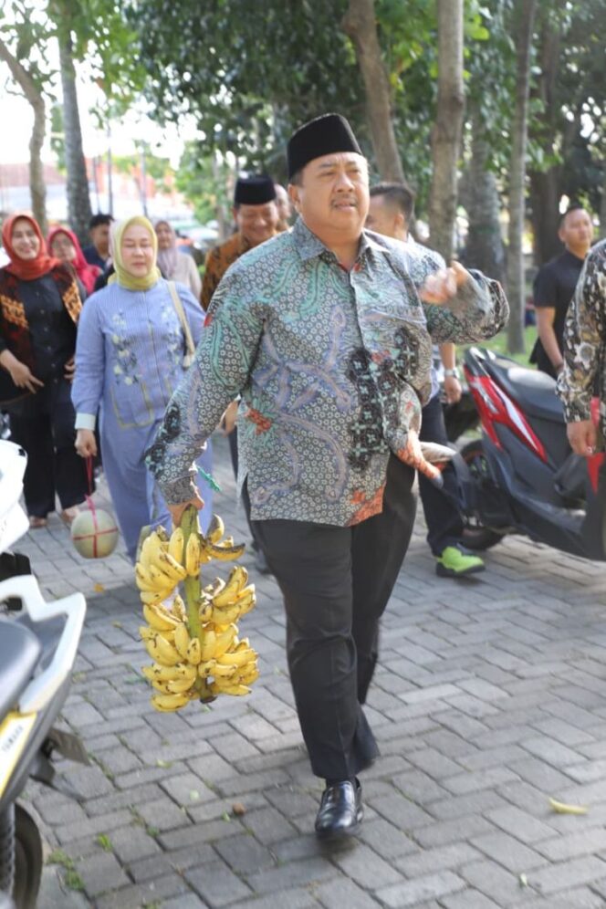 
					Bupati Jombang, H Warsubi sembari menenteng pisang susu menyambangi Posko Forum Rakyat Jombang yang menolak kenaikan pajak. (Foto: Dinas Kominfo)