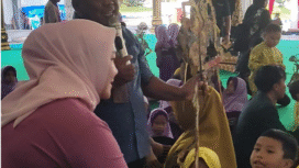 Ketua Penggerak PKK Pemkab Jombang, Ny Yuliati Nugrahani didampingi Anom Antono dari Dikbud memperkenalkan wayan kulit kepada ratusan siswa TK dari Mojo Agung, dalam acara rutin bulan Pendopo Milik Rakyat, Abag untuk Semua, dilaksanakan Kamis 18 September 2025. Foto: jombangkab.go.id