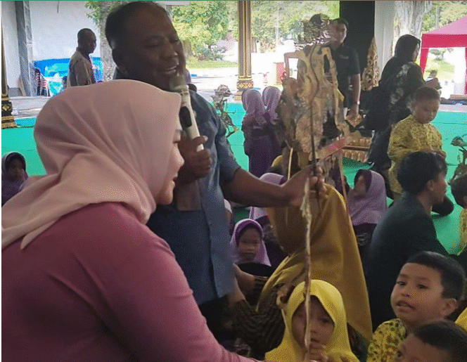 
					Ketua Penggerak PKK Pemkab Jombang, Ny Yuliati Nugrahani didampingi Anom Antono dari Dikbud memperkenalkan wayan kulit kepada ratusan siswa TK dari Mojo Agung, dalam acara rutin bulan Pendopo Milik Rakyat, Abag untuk Semua, dilaksanakan Kamis 18 September 2025. Foto: jombangkab.go.id