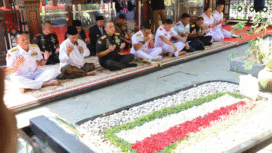 Pangdam V/ Brawijaya, Mayjen TNI Rudy Saladin bersama jajarannya didampingi Bupati Bupati Jombang melaksanakan doa secara kusyuk di makam mendiang Presiden ke 4 RI, KH Abdurrahman Wahid alias gus Dur, di Jombang, dalam rangkaian acara peringatan dan perayaan HUT TNi yang jatung 5 Oktober. Foto: jombangkab.go.id