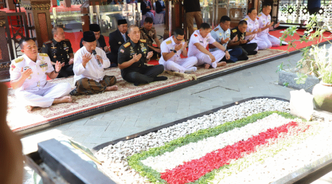 
					Pangdam V/ Brawijaya, Mayjen TNI Rudy Saladin bersama jajarannya didampingi Bupati Bupati Jombang melaksanakan doa secara kusyuk di makam mendiang Presiden ke 4 RI, KH Abdurrahman Wahid alias gus Dur, di Jombang, dalam rangkaian acara peringatan dan perayaan HUT TNi yang jatung 5 Oktober. Foto: jombangkab.go.id