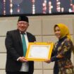 Wali Kota Mojokerto Ika Puspitasari menerima penghargaan dari Baznas Jatim Awards 2025 dalam kategori Pembinaan terhadap Baznas. Dok.Humas