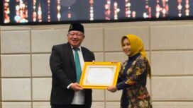 Wali Kota Mojokerto Ika Puspitasari menerima penghargaan dari Baznas Jatim Awards 2025 dalam kategori Pembinaan terhadap Baznas. Dok.Humas