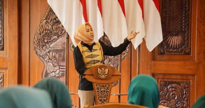 
					Wali Kota Mojokerto, Ika Puspitasari, menyatakan bahwa wanita yang menjadi kepala keluarga harus menjadi fokus dari program UP2K. Dok.Humas