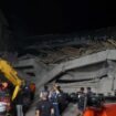 Alat berat dioperasikan di TKP