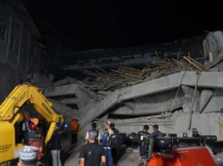Alat berat dioperasikan di TKP