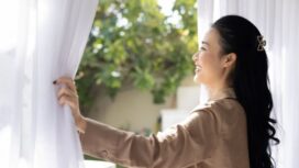 Membuka jendela membiarkan oksigen masuk