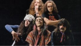 David Coverdale, Ian Paice (berdiri), Glen Huges, Tommy Bolin, Jon Lord (duduk) -Wikimedia Common
