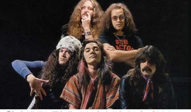 
					David Coverdale, Ian Paice (berdiri), Glen Huges, Tommy Bolin, Jon Lord (duduk) -Wikimedia Common