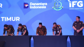 Bupati Jombang Warsubi menekan nota kesepakatan dengan Kejaksaan Tinggi dalam penerapan Restorative Justice dalam menangani persoalan hukum di masyarakat, acara diselenggarakan oleh Pemprov Jawa Timur bersama seluruh kepala daerah, Kamis, 9 Oktober 2025. Foto: Diskominfo Pemkab Jombang