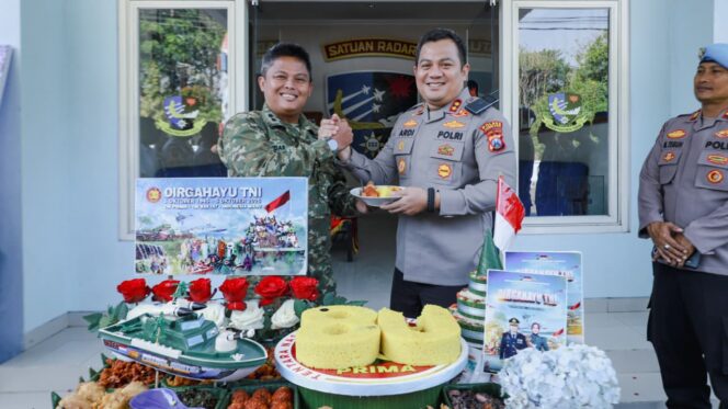 
					Kapolres Jombang Beri Kejutan Kodim 0814 dan Sat Radar 222 Ploso