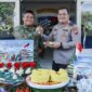 Kapolres Jombang saat berikan kejutan tumpeng kepada Komandan SatRadar 222 Ploso