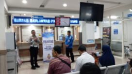 Petugas tengah berinteraksi langsung dengan masyarakat dalam program 'Polantas Menyapa'