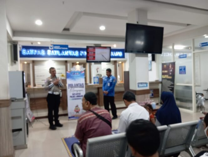 
					Petugas tengah berinteraksi langsung dengan masyarakat dalam program 'Polantas Menyapa'