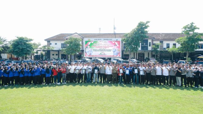 
					Kapolres Jombang saat foto bersama usai Apel Akbar Kebangsaan